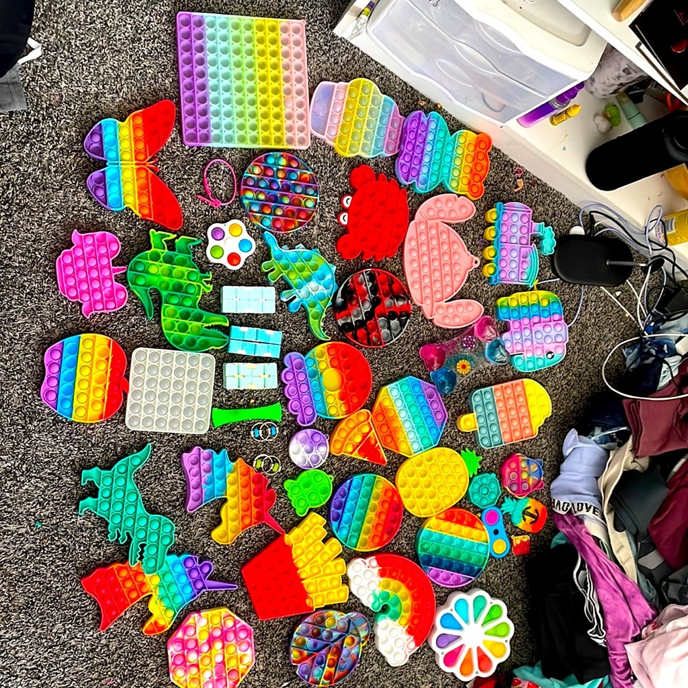 Popits, infinity cubes, simple dimple, bike chains popper, marble mesh and minis